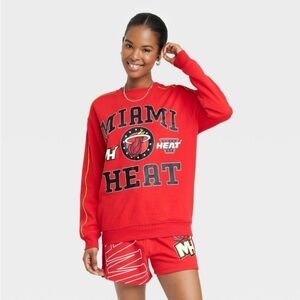 Women's Miami Heat NBA Graphic Sweatshirt
- Red nwt